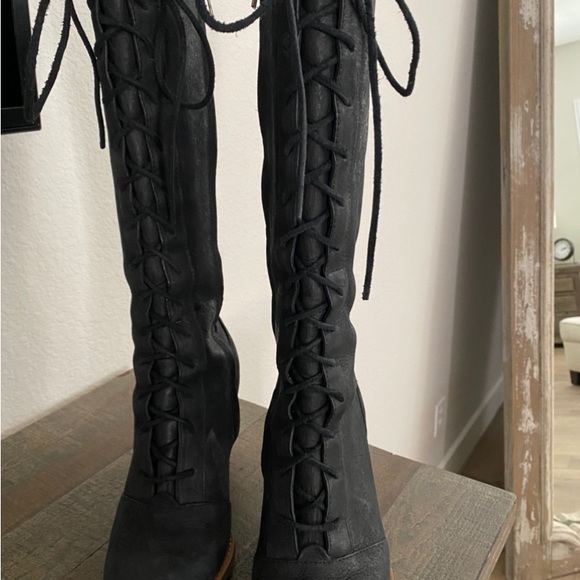 Ugg Camille heel boot - Picture 4 of 7